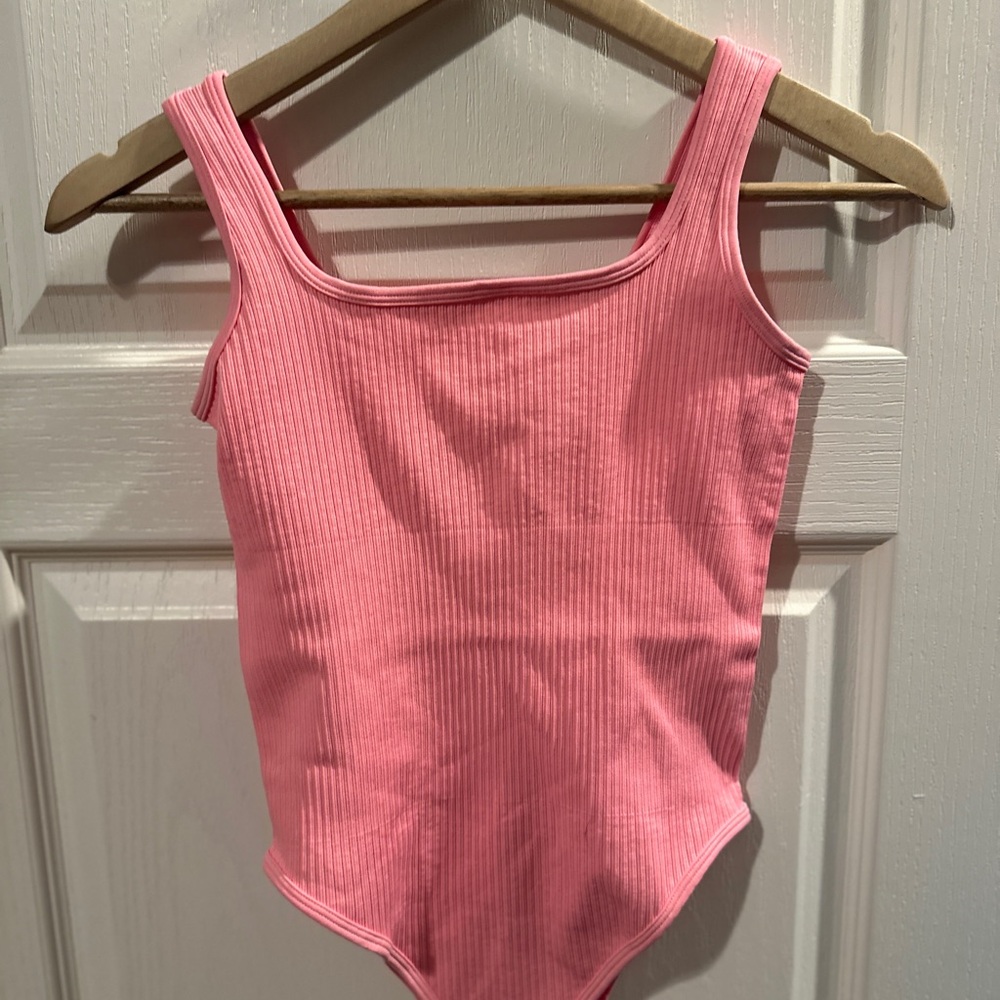 Pink Ribbed bodysuit
Women’s Small
